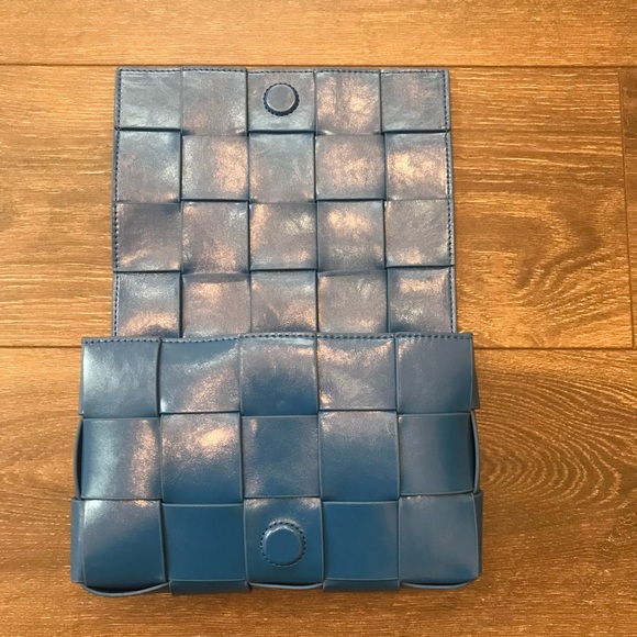 Blue Genuine Leather Brooklyn Basket Handbag with a removable cardholder. - Picture 5 of 6